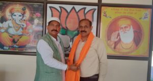 दीपक राणा को सम्मानित करते हुए BJP जिलाध्यक्ष अजय कौशल सेठू
