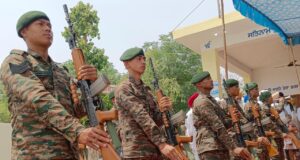 शहीद को सलामी देते सेना के जवान