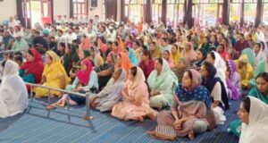 कर्यक्रम में उपस्थित संगत