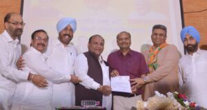 सुंदरलाल को व्यपार प्रकोष्ठ का प्रधान निुयक्त होने पर नियुक्ति पत्र देते दिनेश सरपाल, संजीव वशिष्ट व सुखविंदर गोल्डी