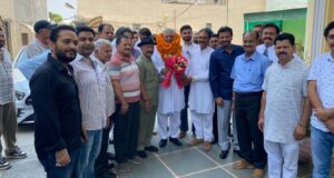 राणा केपी का स्वागत करते हुए कांग्रेसी कार्यकर्ता