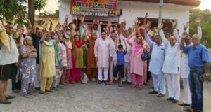 नारनौल गांव में ग्रामीणों ने कि पंजाब सरकार के खिलाफ नारेबाजी