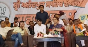 कांग्रेस और आप महिलाओं का सम्मान नहीं करते: स्मृति ईरानी