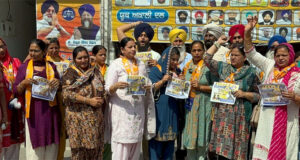 ठंडल की पत्नी बलवीर कौर ने शहर के बाजारों में किया डोर-टू-डोर चुनाव प्रचार