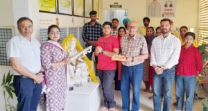 ਮਾਤਾ ਸਰਸਵਤੀ ਦੀ ਪੂਜਾ ਕਰਦੇ ਹੋਏ ਚੇਅਰਮੈਨ ਕੁਮਾਰ ਸੈਣੀ, ਪ੍ਰਿੰਸੀਪਲ ਸ਼ਬਨਮ, ਡਾਇਰੈਕਟਰ ਮਾਨਵ ਸੈਣੀ, ਤੋਸ਼ਾਂਤ ਸੈਣੀ ਅਤੇ ਸਟਾਫ਼ ਮੈਂਬਰ