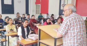 मतदान जागरूकता कैंप में विद्यार्थियों को जानकारी देते हुए चेयरमैन कुमार सैनी