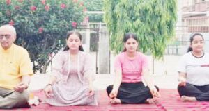 योगा कैंप के दौरान एनएसएस यूनिट के वालंटियर्स को योगा करवाते हुए चेयरमैन चौधरी कुमार सैनी और इनायत कौर