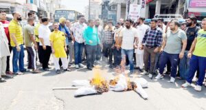 पाकिस्तान का पुतला फूंककर आतंक के खिलाफ नारेबाजी करते हुए प्रदेश अध्यक्ष रमन घई, पंकज शर्मा व अन्य