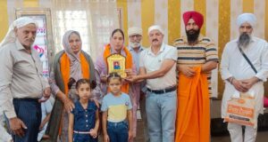 शहीद नायक गुरचरण सिंह के परिजनों को सम्मानित करते हुए कुंवर रविंदर सिंह विक्की व अन्य