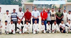 उदघाटन मैच में दोनों टीमों के साथ एचडीसीए के अध्यक्ष खेला, सचिव रमन घई, कुलदीप, दलजीत धीमान व अन्य