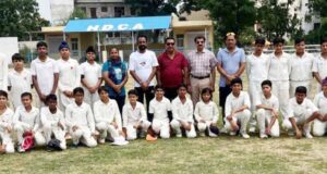 उदघाटन मैच में दोनों टीमों के साथ एचडीसीए के अध्यक्ष खेला, सचिव रमन घई, कुलदीप धामी, दलजीत धीमान व अन्य