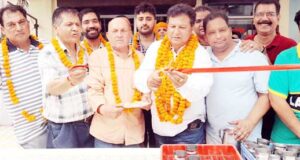 फगवाड़ा फोटोग्राफर्ज एसोसिएशन ने जीटी रोड पर छबील लगाकर राहगीरों को दी गर्मी से राहत