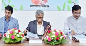 NAAC पीयर टीम के सदस्य कॉलेज के दस्तावेजों का निरीक्षण करते हुए।