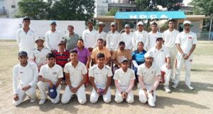 विजेता टीम के साथ एसडीसीए सचिव रमन घई, कुलदीप धामी, दलजीत धिमान व अन्य