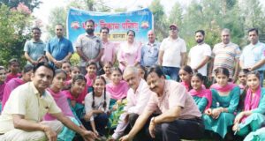 डीएवी सीनियर सेकेंडरी स्कूल दसूहा में भारत विकास परिषद दसूहा की तरफ से पौधारोपण किए गए