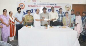 कैबिनेट मंत्री जिंपा ने लाला लाजपतराय सीनियर सेकेंडरी स्कूल को सौंपा 2 लाख रुपए का चैक