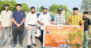 आज के युग में बच्चों को नशे से दूर रहकर खेलों पर ध्यान देना चाहिए : हर्ष/पवन