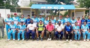 विजेता टीम के साथ सचिव रमन घई, दविंदर कौर, कुलदीप धामी, दलजीत सिंह व अन्य