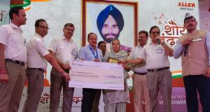 कार्यक्रम में सम्मानित शहीद परिवारों के साथ एलन परिवार के सदस्य