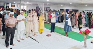 श्री सुखमणि साहिब जी के पाठ के उपरांत अरदास करते हुए कॉलेज मैनेजमैंट, स्टाफ और विद्यार्थी