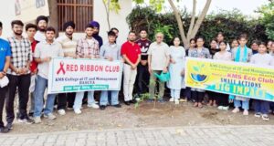 पौधे लगाते हुए चेयरमैन कुमार सैनी, प्रिंसीपल शबनम कौर, राजेश कुमार और विद्यार्थी