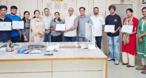 ਵਿਦਿਆਰਥੀਆਂ ਨੂੰ ਸਰਟੀਫਿਕੇਟ ਵੰਡਦੇ ਹੋਏ ਕੁਮਾਰ ਸੈਣੀ, ਸਤੀਸ਼ ਕਾਲੀਆ, ਮਾਨਵ ਸੈਣੀ, ਪ੍ਰਿੰਸੀਪਲ ਸ਼ਬਨਮ, ਰਾਜੇਸ਼ ਕੁਮਾਰ ਅਤੇ ਹੋਰ