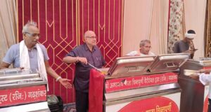 खन्ना ने ट्रस्ट द्वारा गढ़शंकर में आयोजित भंडारे में की सेवा