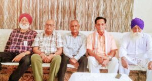 ਮੀਟਿੰਗ ਦੌਰਾਨ ਜਗਜੀਤ ਬਲੱਗਣ, ਚੌਧਰੀ ਕੁਮਾਰ ਸੈਣੀ, ਸਤੀਸ਼ ਕਾਲੀਆ, ਕਰਨਲ ਜੋਗਿੰਦਰ ਸ਼ਰਮਾ ਅਤੇ ਦਿਲਬਾਗ ਹੁੰਦਲ
