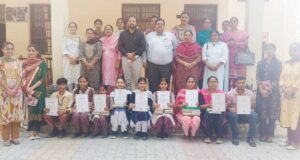 ਕਰਵਾਏ ਕੁਇਜ਼ ਮੁਕਾਬਲੇ ‘ਚ ਜੇਤੂ ਵਿਦਿਆਰਥੀਆਂ ਨੂੰ ਕਿਤਾਬਾਂ ਦੇ ਸੈਟ ਭੇਟ ਕਰਦੇ ਪ੍ਰਿੰਸੀਪਲ ਰਾਜਨ ਅਰੋੜਾ ਅਤੇ ਜਸਵੰਤ ਰਾਏ