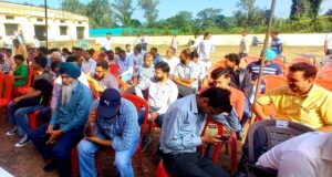 ਚੋਣ ਅਮਲੇ ਦੀ ਪਹਿਲੀ ਰਿਹਰਸਲ ਦੌਰਾਨ ਨਾਇਬ ਤਹਿਸੀਲਦਾਰ ਲਵਦੀਪ ਧੂਤ ਅਤੇ ਹਾਜ਼ਰ ਅਧਿਕਾਰੀ ਅਤੇ ਪੋਲਿੰਗ ਪਾਰਟੀਆਂ ਦੇ ਮੈਂਬਰ