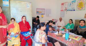 रेपुर में मानसिक स्वास्थ्य दिवस पर सपना देवी, सरपंच पवन कुमार पम्मी तथा अन्य