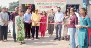 ਪ੍ਰਦਰਸ਼ਨੀ ਅਤੇ ਸੇਲ ਦਾ ਉਦਘਾਟਨ ਕਰਦੇ ਹੋਏ ਡਾ.ਸਾਹੀ, ਜਗਨੂਰ ਸਾਹੀ, ਕੁਮਾਰ ਸੈਣੀ, ਪ੍ਰਿੰਸੀਪਲ ਸ਼ਬਨਮ ਕੌਰ, ਡਾਇਰੈਕਟਰ ਮਾਨਵ ਸੈਣੀ, ਰਾਜੇਸ਼ ਕੁਮਾਰ