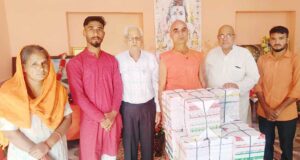 महंत उदय गिरि जी महाराज को संस्था सेवा ने जरूरतमंद छात्रों की मदद के लिए दी शिक्षण सामग्री
