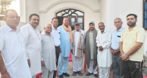 सर्वसम्मति से बने गांव ढोलवाहा के सरपंच ठाकुर मंगत राम को संजीव मन्हास ने किया सम्मानित