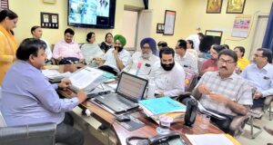 सिविल सर्जन पवन शगोत्रा ने जिले में चल रहे स्वास्थ्य कार्यक्रमों की समीक्षा के लिए की बैठक