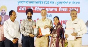 रक्तदाता सिद्धू दंपत्ति को किया सम्मानित स्वास्थ्य मंत्री ने