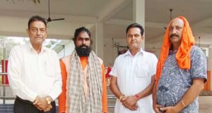 त्रिलोक पुरी आश्रम बडला में तपोमूर्ति महंत वैंकटेश्वर पुरी को सम्मानित करते हुए शिक्षाविद सतपाल शास्त्री तथा अन्य