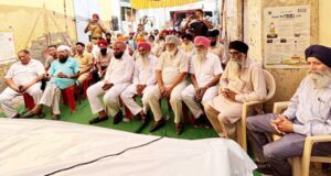 डिप्टी कमिश्नर व एसएसपी ने ब्लॉक टांडा के विभिन्न गांवों का किया दौरा