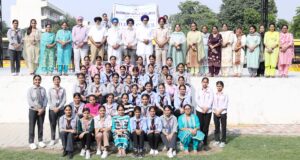 दसमेश गल्र्स महाविद्यालय के आयोजित जोनल यूथ एंड हेरिटेज फेस्टिवल में ट्रॉफी प्राप्त करने पर हर्षोल्लास का वातावरण