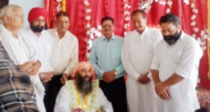 महंत जी को सम्मानित करते हुए राजिंदर मेहता, सतपाल शास्त्री, त्रिलोक साही तथा अन्य