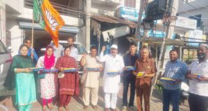 हरियाणा व जम्मू कश्मीर में BJP की जीत पर कर्यकर्ताओ ने बाँटे लड्डू