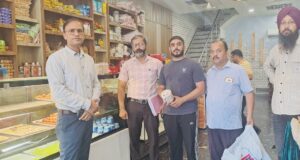 ਜ਼ਿਲਾ ਸਿਹਤ ਅਫਸਰ ਅਤੇ ਉਹਨਾ ਦੀ ਟੀਮ ਵਲੋਂ ਮਠਿਆਈ ਦੀਆਂ ਵੱਡੀਆਂ ਤੇ ਮਸ਼ਹੂਰ ਦੁਕਾਨਾਂ ਦੇ ਸੈਂਪਲ ਭਰੇ