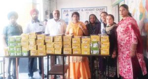 ਐਨਆਰਆਈ ਹਰਵਿੰਦਰ ਕੌਰ ਨੇ ਵਿਦਿਆਰਥੀਆਂ ਨੂੰ ਬੂਟ ਵੰਡੇ