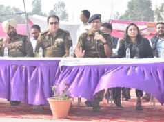 डिप्टी कमिश्नर कोमल मित्तल व एसएसपी सुरेंद्र लांबा पोलिंग पार्टियों को रवाना होने से पहले संबोधित करते हुए