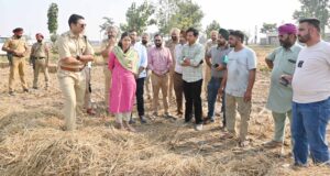 डिप्टी कमिश्नर व एसएसपी ने टांडा के गांव भुलपुर का दौरा कर किसानों को पराली प्रबंधन के प्रति किया जागरूक