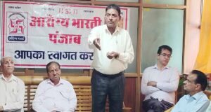 धन्वंतरि जयंती पर संबोधित करते हुए शिक्षाविद सतपाल शास्त्री