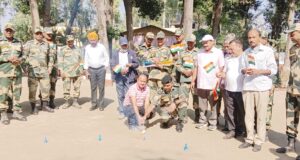 जवानों संग दिवाली मनाते परिषद के सदस्य व बलिदानी सैनिकों के परिजन।