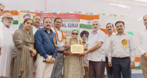 शहीद सिपाही सुनील कुमार के माता-पिता को सम्मानित करते हुए मंत्री कटारुचक्क, कुंवर विक्की व अन्य।