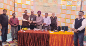 शिक्षाविद सतपाल शास्त्री को सम्मानित करते हुए