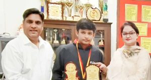 प्रिंसिपल मैडम निर्दोष ने खिलाड़ियों को मैडल पहना कर किया सम्मानित